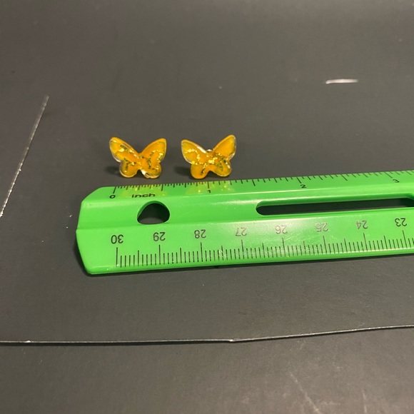Butterfly stud earrings with resin and gold colored stripes - Picture 2 of 3